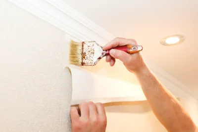 Pose de papier peint à Collias — revêtements muraux et toiles de verre